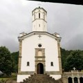 Drama u Prohoru Pčinjskom! Čovek u skafanderu visio sa prozora manastira, usledila opasna akcija spasavanja!