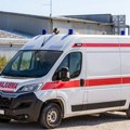 Umro muškarac teško povređen u tuči kod Obrenovca Tuklo ga 30 napadača: Udarili ga sekirom u glavu, pa ga pregazili vozilom!…