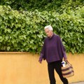 Postoji objašnjenje zašto žene u godinama hodaju sitnim koracima
