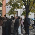 Velika gužva ispred biračkog mesta broj 71, glasanje protiče uredno