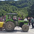 Malinari iz nekoliko bajinobaštanskih sela blokirali raskrsnicu u Rogačici