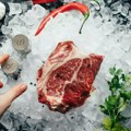 Mala tajna profesionalnih kuvara: Evo kako da odledite meso za samo 5 minuta, savršen trik