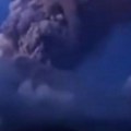 Ljudi su i dalje u opasnosti! Nastavljena evakuacija zbog erupcije vulkana, aerodrom zatvoren (video)
