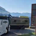 Saobraćajna nesreća kod Kotora: Sudarili se autobus i kombi, formirane dugačke kolone vozila (video)