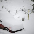 VIDEO Neverovatni prizori iz Austrije: Snežni pokrivač do pojasa, zatrpane kuće i automobili