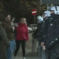 (VIDEO) Građani se okupili ispred niške policije: Ne zna se zašto je priveden student Mateja Nikolić, ne dozvoljava se…