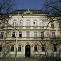 Ne daju nikome da uđe: Učenici Zemunske gimnazije fizički blokirali zgradu zbog najave da se od danas nastava vraća u…