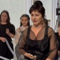 Pustila ih je da odu: Učiteljica se na jedinstven način oprostila od generacije, tuga i suze, grle se i plaču