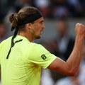 Zverev na pobedu od prve titule na travi