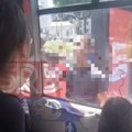 (Video) Opšta tuča tinejdžera na liniji 31 u Beogradu: Počelo svađom, a završilo se pesničenjem i cepanjem majice: Devojčice…
