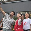 I čuveni glumac bodri „orlove“ protiv Turske: Navijači ga saletali da se slikaju, ludnica u Rigi VIDEO