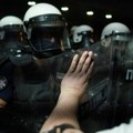 Dekan PMF sprečio policiju da upadnu na fakultet (VIDEO)