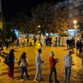 "Lance pokidaj" - večeras podrška za studenta Bogdana Jovičića! Okupljeni šetali u lancima koje su skinuli kao simbol njegove…