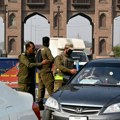 Три пакистанска полицајца погинула у експлозији аутомобила-бомбе