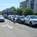 Lančani sudar u Novom Sadu: Autobus udario vozila na semaforu, više osoba povređeno