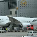 (Video) Više ljudi povređeno kada je parkirani avion na aerodromu u Frankfurtu pao na asfalt