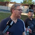 "Ovo je baba Višnjina kuća, a ona tamo je naša, spaljena" Vučić ugostio građane u porodičnoj kući u Čipuljiću: "Pola života…