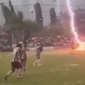 Jezivo! Grom ubio fudbalera: Velika tragedija! Povređeno još 12 igrača! (video)