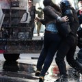 Vanredno u Tirani: Suzavac, haos i pendreci na ulicama, jezivi prizori! Žene telima branile decu od policije