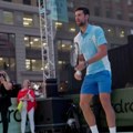 Novak Đoković igrao tenis na Tajms skveru (VIDEO)