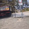 Čitaoci javljaju: Kamion na Hisaru gde je zabranjen saobraćaj