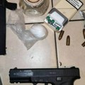 Hapšenje u Sremskoj Mitrovici: Pronađen kokain, heroin i pištolj sa municijom!
