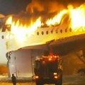 VIDEO: Ukupno 400 ljudi evakuisalo se iz zapaljenog japanskog aviona za 90 sekundi