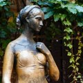 (Ne)srećni u ljubavi: Ponovo oštećena bronzana statua Šekspirove Julije u Veroni