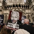 Британски суд одложио изручење оснивача Викиликса Џулијана Асанжа САД