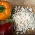 Malo prepržite papriku i samo dodajte feta sir: Za 10 minuta imate salatu obrok za pamćenje