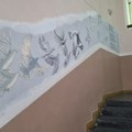 (FOTO) Novosadski gimnazijalci oslikali mural stradalima u padu nadstrešnice