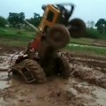 Pijana sela za traktor i završila u bolnici: Da li u auto ili u kanal? Ipak u kanal!