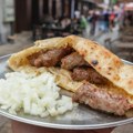 Deset upola s lukom ima novu cenu! Evo koliko sada koštaju sarajevski ćevapi na Baščaršiji