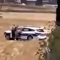 Usred polja snimljena policijska akcija - ali ona vrela! Policajac i policajka uhvaćeni tokom odnosa na javnom mestu, hitno…