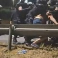 Građani Užica sedeli ispred kordona, a Žandarmerija krenula da razbija blokadu