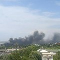 (Foto, video) gust crni dim nad karaburmom! Bukti požar u blizini Pančevačkog mosta: Vatra zahvatila gume i nisko rastinje, u…