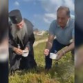 (VIDEO) Dodik i patrijarh Porfirije beru borovnice na Jahorini