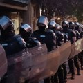 Postignut dogovor o izlasku dekana iz zgrade Filozofskog fakulteta u Novom Sadu uz pratnju policije