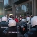 Postignut dogovor o izlasku dekana iz zgrade Filozofskog fakulteta u Novom Sadu uz pratnju policije
