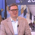 „Nije trebalo da ih zovem ološem, ali mislim mnogo gore o njima“: Vučić o energiji Džekija Čena, pa o opoziciji i…