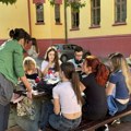 Професорка Карловачке гимназије дала отказ, часове држи у дворишту школе