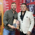 Halid Muslimović promoviše knjigu na beogradskom Sajmu: Pojavio se i njegov zgodni sin i svi su zanemeli: Enis ima svoju firmu…