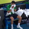 Novak Đoković povratio na Australijan openu: Ruke mu drhte, a peškirom prekriva lice