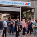 Kragujevčani došli ispred prostorija SNS zbog demoliranja automobila lokalnog aktiviste