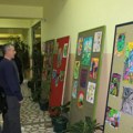 Kosta slikama "priča" sa svetom: U valjevskoj školi otvorena izložba radova učenika iz spektra autizma