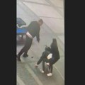 (Uznemirujući snimak) Prišla muškarcu i makazicama ga ubadala u oko: Ovako je napadnut muškarac ispred tržnog centra u…
