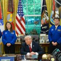 Najavio otvaranje dosijea o NLO Tramp se sastao sa astronautima iz misije Artemis II: “Nešto od toga biti veoma zanimljivo…