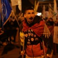 Niški studenti u blokadi: Doček za Aleksandra Jovanova koji na štakama humanitarno pešači kroz Srbiju