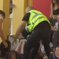 Prva tuča u eliti! Leti perje na sve strane, žestok okršaj između dve takmičarke, obezbeđenje odmah moralo da reaguje (foto)…