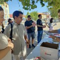 Studenti na dva štanda u Leskovcu predstavljaju plan, građani mogu da potpišu podršku do 19 sati